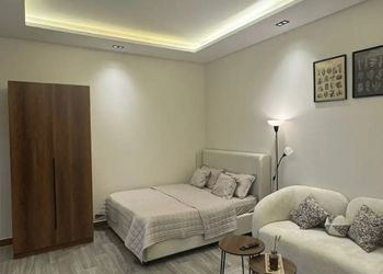 استديو بأثاث مريح وبسيط 
