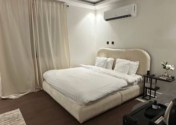 استديو بأثاث مريح وبسيط 
