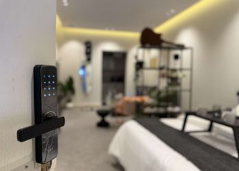 استديو بدخول ذاتي وتصميم هادئ 