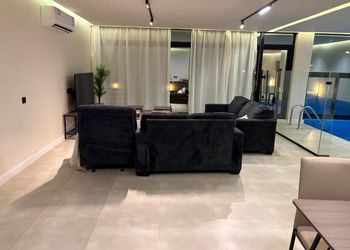 شاليه بصالة مطلة على المسبح 
