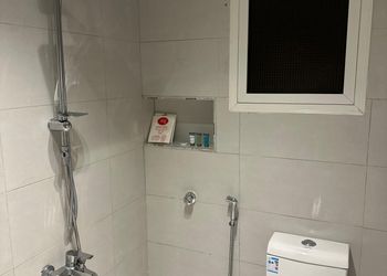 استديو بسرير ماستر وجلسة مريحة 