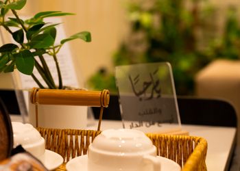 شقة بغرفة معيشة وغرفتين نوم 