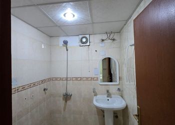 شقة بصالة وثلاث غرف نوم