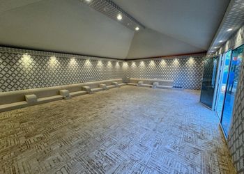 مزرعة بمسطحات خضراء وجلسة خارجية
