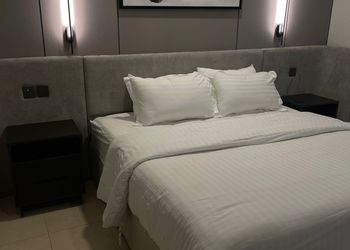 استديو بأثاث مريح وبسيط 