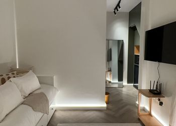 استديو بأثاث مريح وبسيط 