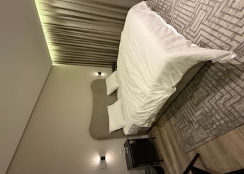 شقة بغرفة نوم وصالة مريحة 