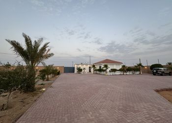 استراحة بمجلس واسع وفناء خارجي 