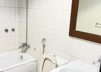 شقة بغرفة معيشة وغرفتين نوم 