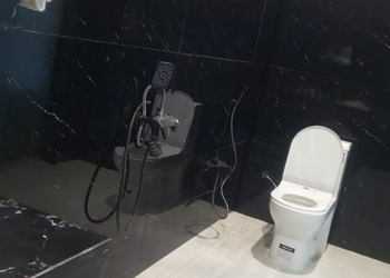 شقة بصالة ومسبح خارجي بجلسة خارجية