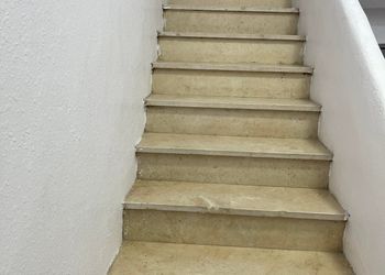 شقة بغرفة جلوس وغرفتين نوم 