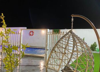 شاليه بألعاب أطفال وجلسة خارجية