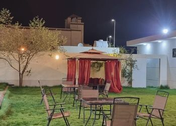 استراحة بجلسات خارجية ومسبح 