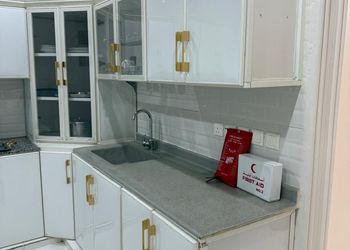شقة بصالة جلوس وثلاث غرف نوم 