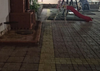 استراحة بمجالس واسعة وألعاب أطفال 