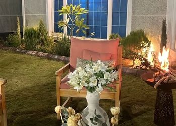 شاليه بجلسة خارجية ومسطح اخضر