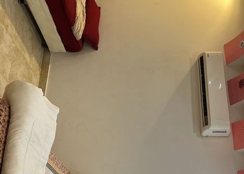 شاليه بمسطح اخضر وجلسة خارجية 