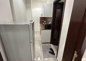استديو بأثاث مريح وبسيط 