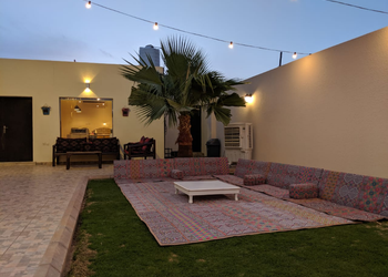 شاليه بصالة مطلة على المسبح 