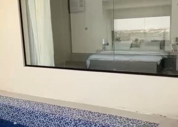 شقة بصالة مريحة وغرفة نوم 