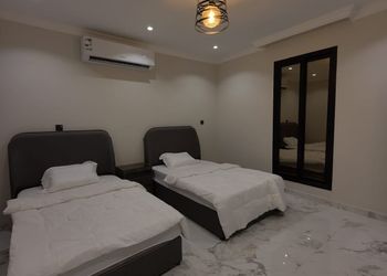 شقة بغرفة معيشة وغرفتين نوم 