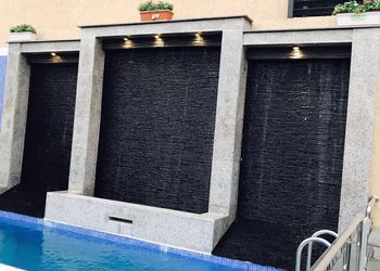 شاليه بمسبح ومسطحات خضراء