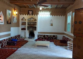 مزرعة ريفيه بجلسات وألعاب أطفال