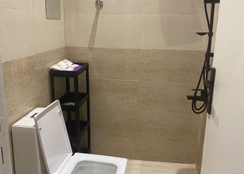 استديو بأثاث مريح وبسيط 