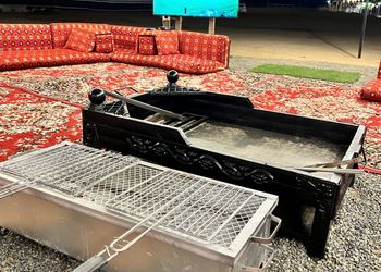 مخيم أنيق بملعب طائرة وحفرة مندي