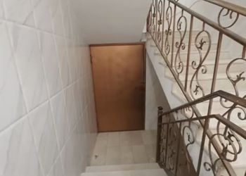 شقة واسعة بصالة وثلاث غرف نوم 