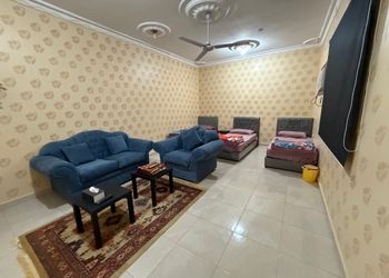 شقة بثلاث اسرة وجلسة جانبية 