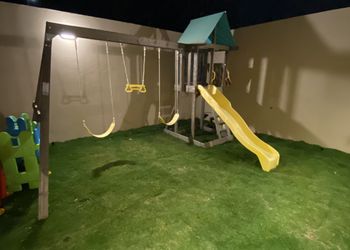 كوخ مميز بالالعاب اطفال 