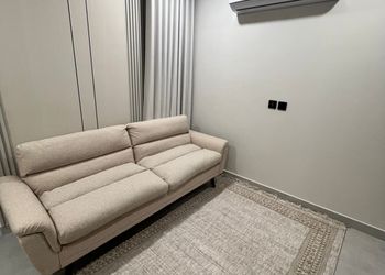 شقة بغرفة معيشة وغرفة نوم 