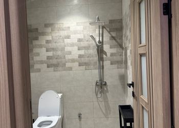 شاليه بمسطح اخضر ومسبح