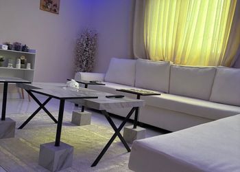 شقة بغرفة معيشة وغرفة نوم 