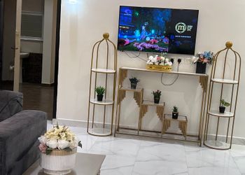 شاليه بجلسة خارجية على مسطح اخضر