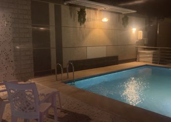 شاليه بمسطح اخضر واضاءة اضافيه