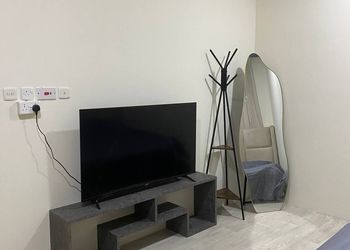 استديو بأثاث مريح وبسيط 