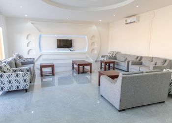 شاليه بمسطح اخضر ومسبح