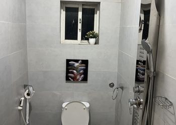 شقة بصالة جلوس وغرفتين نوم 