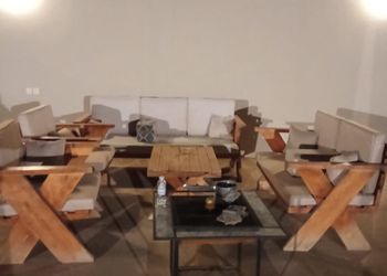 شاليه بمسطح اخضر وجلسة خارجية