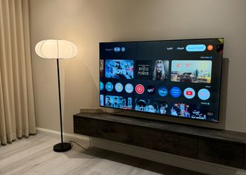 شقة بصالة أنيقة وثلاث غرف نوم 