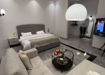 استديو بأثاث مريح وبسيط 