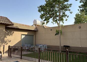 شاليه بمسطح اخضر وجلسة خارجية 
