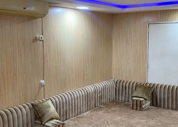 كرفان بجلسة خارجية داخل مزرعة