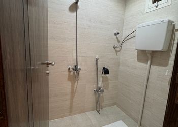 شقة بصالة أنيقة ودخول ذاتي