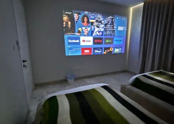 شقة أنيقة بصالة وغرف نوم 