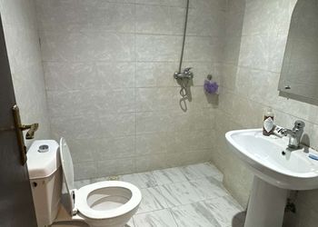 شقة بغرفة معيشة وغرفة نوم 