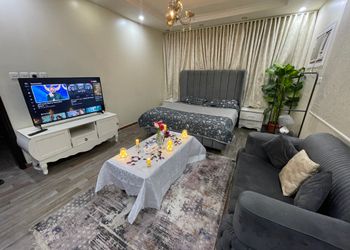 استديو بأثاث مريح وبسيط 