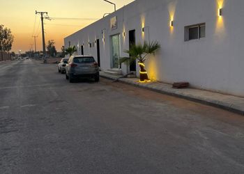 شاليه بجلسة خارجية ومجلس